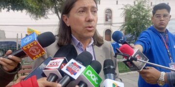 Marcel Rivas, exdirector de Migración en la gestión de Jeanine Áñez, es entrevistado por la prensa.