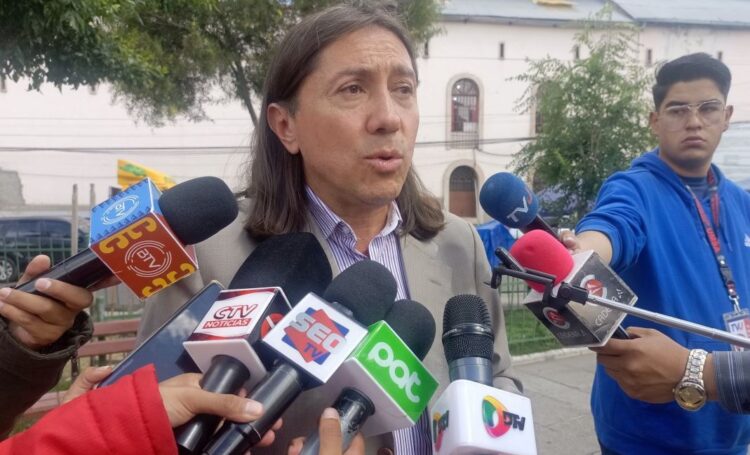 Marcel Rivas, exdirector de Migración en la gestión de Jeanine Áñez, es entrevistado por la prensa.