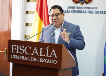El fiscal general del Estado, Roger Mariaca, brinda una conferencia de prensa.