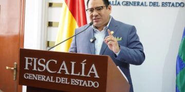 El fiscal general del Estado, Roger Mariaca, brinda una conferencia de prensa.