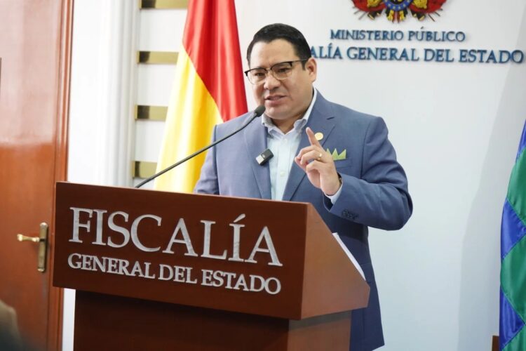 El fiscal general del Estado, Roger Mariaca, brinda una conferencia de prensa.
