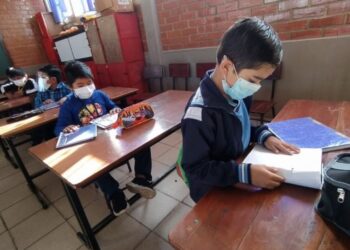 Los estudiantes deben usar barbijo y alcohol en gel