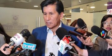 El senador Félix Ajpi es entrevistado por la prensa.