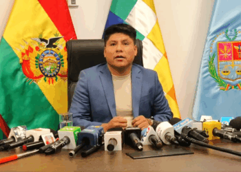 El senador del MAS Leonardo Loza brinda una conferencia de prensa.