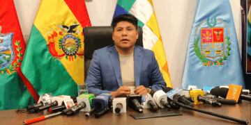 El senador del MAS Leonardo Loza brinda una conferencia de prensa.