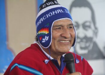 Evo Morales en su encuentro con los Ponchos Rojos de La Paz.