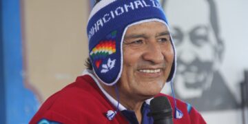 Evo Morales en su encuentro con los Ponchos Rojos de La Paz.