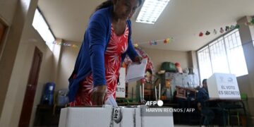 La población acude a votar