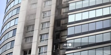 El fuego se inició en el piso 10 de un edificio