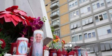 Los ciudadanos encienden velas por Francisco