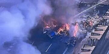 La avioneta y el bus se incendiaron
