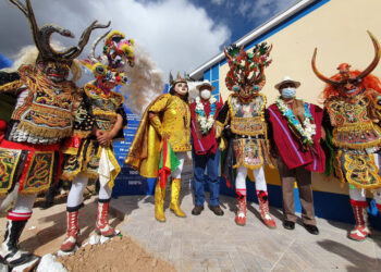 El presidente Luis Arce (c) participó este miércoles de distintas actividades en Oruro por su aniversario. Foto: Luis Arce