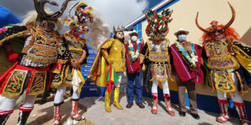 El presidente Luis Arce (c) participó este miércoles de distintas actividades en Oruro por su aniversario. Foto: Luis Arce