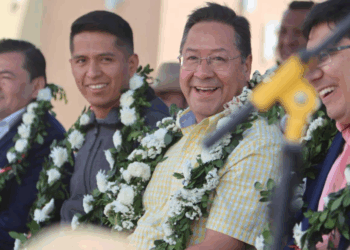 El presidente Luis Arce, junto al presidente de la Cámara de senadores, Andrónico Rodríguez (a su derecha) y el ministro de Hidrocarburos, Frnaklin Molina (a su izquierda). De fondo, el alcalde de Jhonny Fernández.