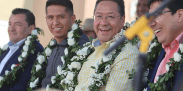 El presidente Luis Arce, junto al presidente de la Cámara de senadores, Andrónico Rodríguez (a su derecha) y el ministro de Hidrocarburos, Frnaklin Molina (a su izquierda). De fondo, el alcalde de Jhonny Fernández.