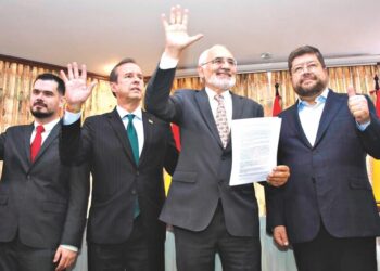 Efraín Suárez, Jorge Quiroga, Carlos Mesa y Samuel Doria, en la firma del pacto opositor.