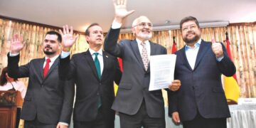 Efraín Suárez, Jorge Quiroga, Carlos Mesa y Samuel Doria, en la firma del pacto opositor.