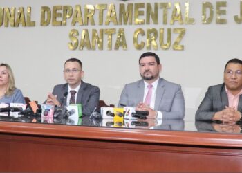 El presidente del TSJ, Romer Saucedo junto a funcionarios del Órgano Judicial.