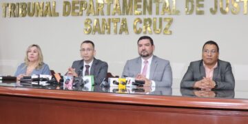 El presidente del TSJ, Romer Saucedo junto a funcionarios del Órgano Judicial.