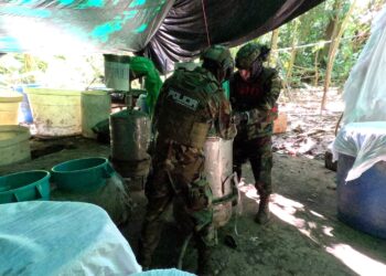 Agentes de la FELCN intervienen uno de los laboratorios destruidos.