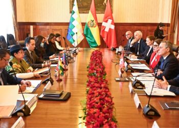 Encuentro de diplomáticos de Bolivia y Suiza.