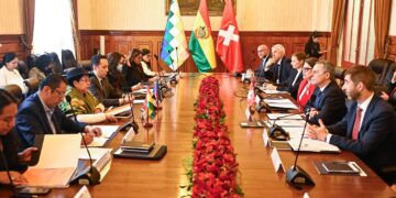 Encuentro de diplomáticos de Bolivia y Suiza.
