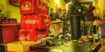 La Policía durante la requisa