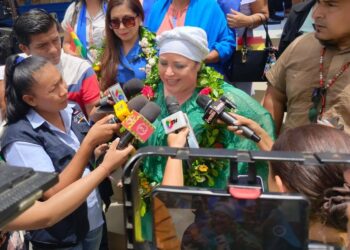 La ministra María Nela Prada es entrevistada por la prensa.