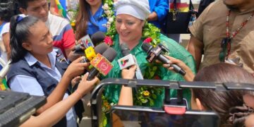 La ministra María Nela Prada es entrevistada por la prensa.