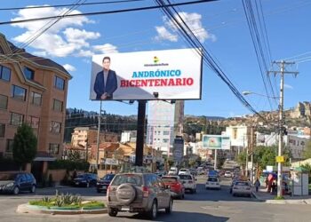 Una valla publicitaria con la imagen del presidente del Senado, Andrónico Rodríguez, en La Paz.