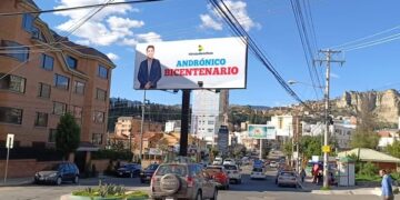 Una valla publicitaria con la imagen del presidente del Senado, Andrónico Rodríguez, en La Paz.