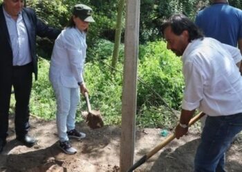 La ministra de Seguridad, Patricia Bullrich y el gobernador de Salta, Gustavo Sáenz, en el colocado del primer poste del cerco de 200 metros.