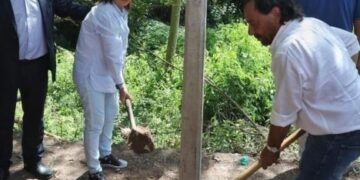 La ministra de Seguridad, Patricia Bullrich y el gobernador de Salta, Gustavo Sáenz, en el colocado del primer poste del cerco de 200 metros.