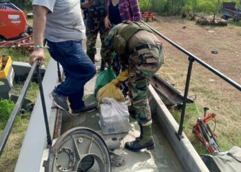 Los policía retiran las bolsas con droga
