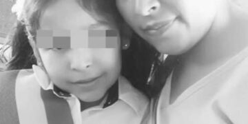 Una imagen de la niña y su madre.