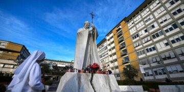 Colocan flores y encienden velas por la salud del papa