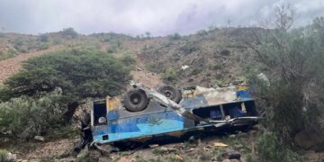 Así quedó el bus de la empresa San José luego de embarrancarse al menos 800 metros.