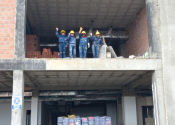 Mujeres obreras edificaron la infraestructura del fututo Hospital Héroes de Senkata.