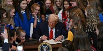Trump continúa aprobando decretos polémicos
