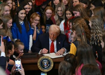 Trump firma otro polémico decreto
