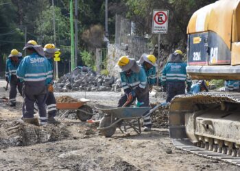 Obreros municipales reparan la Avenida del Poeta.