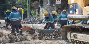 Obreros municipales reparan la Avenida del Poeta.
