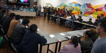 El alcalde de La Paz, Iván Arias, presentó el estudio de costos del transporte público.