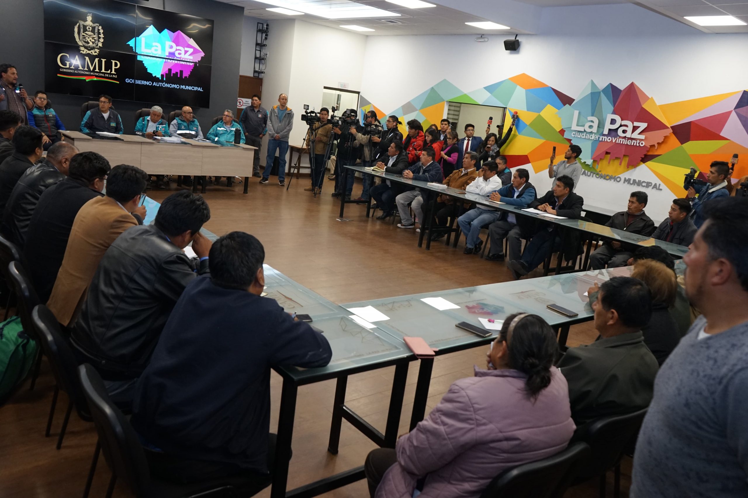 El alcalde de La Paz, Iván Arias, presentó el estudio de costos del transporte público.