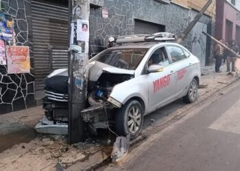 El vehículo chocó contra un poste. Foto: Facebook RKM Noticias.