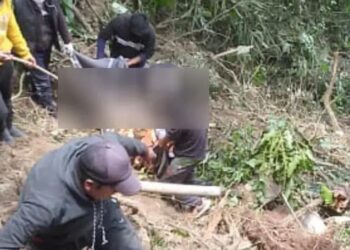 Sacaron a las víctimas del barranco. Foto: Policía Boliviana.