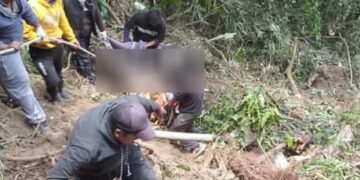 Sacaron a las víctimas del barranco. Foto: Policía Boliviana.