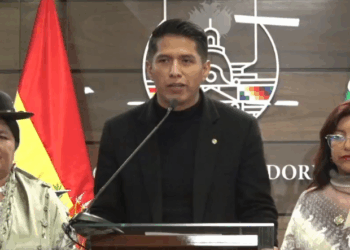 El titular de Senadores en conferencia de prensa.