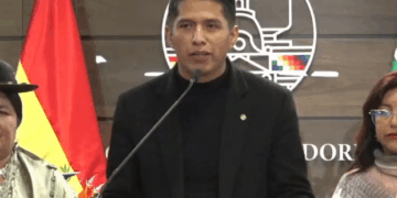 El titular de Senadores en conferencia de prensa.