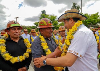 El presidente Arce junto a cooperativistas mineros de Santa Cruz.